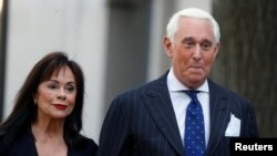 Roger Stone (phải), một hoạt vụ kì cựu theo Đảng Cộng hòa và tự xưng là “kẻ lắm chiêu,” là bạn vong niên của Tổng thống Donald Trump.