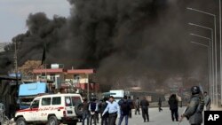 Khói bốc lên từ trụ sở cảnh sát huyện sau vụ đánh bom tự sát ở Kabul, Afghanistan, 1/3/2017. 