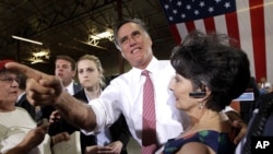 Ông Mitt Romney chào đón các ủng hộ viên tại Las Vegas, Nevada, ngày 29/5/2012