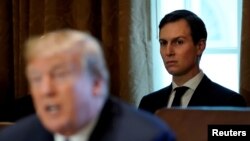 Jared Kushner, một doanh nhân giàu có ở New York kết hôn với con gái Ivanka của ông Trump, đã không được cấp quyền tiếp cận an ninh toàn diện vì những liên hệ tài chính rộng lớn của anh mất rất nhiều thời gian để kiểm tra.