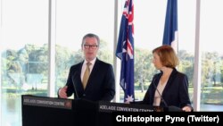 Bộ trưởng Quốc phòng Úc Christopher Pyne (trái) vào Bộ trưởng Quốc phòng Pháp Florence Parly.