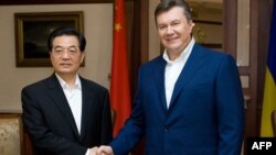 Tổng thống Ukraine Viktor Yanukovich (phải) và Chủ tịch Trung Quốc Hồ Cẩm Ðào