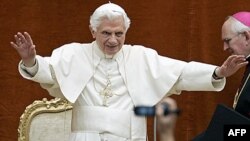 Đức Giáo Hoàng Benedict XVI chào đón người hành hương từ dinh thự mùa hè của ngài ở vùng đồi núi phía nam Rome