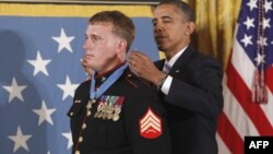 Tổng thống Hoa Kỳ Barack Obama và cựu hạ sĩ Thủy Quân Lục Chiến Dakota Meyer 23 tuổi trong buổi lễ trao tặng Huân chương Danh dự