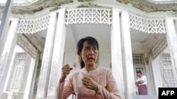 Bà Aung San Suu Kyi nói chuyện với các phóng viên tại nhà của bà ở Yangon, 11/7/2011