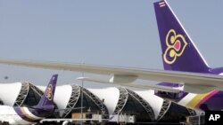 Các máy bay chở khách của Thai Airways tại sân bay quốc tế Suvarnabhumi ở Bangkok. Hàng nghìn hành khách vẫn đang bị kẹt tại đây do các chuyến bay của Thai Airways bị hủy bỏ vì cuộc xung đột giữa Pakistan và Ấn Độ.