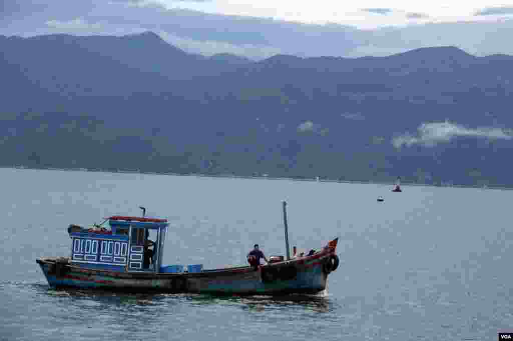 T&agrave;u đ&aacute;nh c&aacute; ở cảng Cam Ranh. (D. Schearf/VOA)