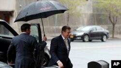 Paul Manafort (phải), cựu quản lý chiến dịch tranh cử tổng thống của Donald Trump, bị nhóm điều tra của CTV đặc biệt Robert Mueller cáo buộc đã tìm cách mua chuộc nhân chứng. Điều này có thể khiến ông Manafort vào tù.