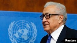 Nhà điều giải Liên hiệp quốc Lakhdar Brahimi đến cuộc họp báo sau khi hoà đàm Syria tại Genève kết thúc, 15/2/2014