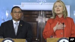 Ngoại trưởng Hoa Kỳ Hillary Clinton (phải) và Ngoại trưởng Miến Điện Wunna Maung Lwin 