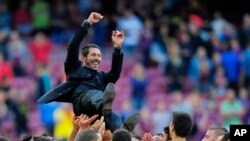 Các cầu thủ Atletico tung HLV Diego Simeone lên không khi CLB này đoạt danh hiệu vô địch La Liga của Tây Ban Nha sau trận đấu với FC Barcelona trên sân Camp Nou ở Barcelona, Tây Ban Nha, (17/5/2014)