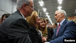 Phó Tổng thống Hoa Kỳ Mike Pence gặp gỡ các cử tri ở bang Kentucky, ngày 11/3/2017.