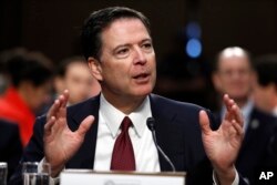 Cựu Giám đốc FBI Director James Comey khai chứng trong một phiên điều trần của Ủy ban Tình báo Thượng viện ở Điện Capitol, ngày 8 tháng 6, 2017, ở Washington.