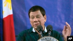 Tổng thống Philippines Rodrigo Duterte đã thề sẽ "ăn sống nuốt tươi" những phiến quân chặt đầu thủy thủ Việt. Nhưng theo thủy thủ Trọng Hà của hãng tàu biển SeaChange Maritime LLC, sự "cứng rắn" và "không thỏa hiệp" đó sẽ không giúp giải cứu được những con tin Việt còn đang bị giam giữ.