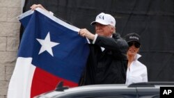 Tổng thống Trump vẫy cờ tiểu bang Texas, ngày 29/8/2017.