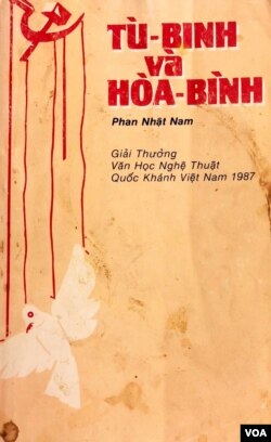 Từ trên: Bìa bản tiếng Việt cuốn Tù Binh và Hoà Bình, Nxb Kháng Chiến 1987; bản tiếng Anh Peace and Prisoners of War,1989 [tư liệu Ngô Thế Vinh]