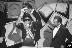 Michael Jackson Grammy ödülünü aldığı törende Quincy Jones ile beraber- 28 Şubat 1984.