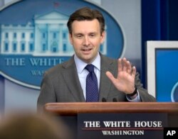 Phát Ngôn viên Tòa Bạch Ốc Josh Earnest trả lời họp báo.