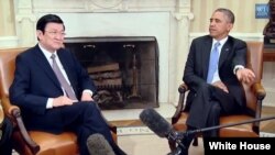 Tổng thống Obama gặp Chủ tịch nước Việt Nam Trương Tấn Sang tại phòng Bầu dục của Tòa Bạch Ốc, ngày 25/7/2013.