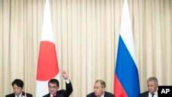 (Từ trái sang phải) BTQP Nhật bản Itsunori Onodera, Ngoại trưởngTaro Kono, Ngoại trưởng Nga Sergey Lavrov và BTQP Nga Sergei Shoigu tại một cuộc họp báo ở Moscow, ngày 31/7/2018.