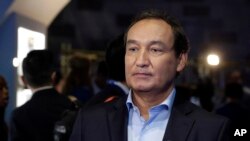 CEO của United Airlines, Oscar Munoz, lúc đầu đã không chịu xin lỗi và bị nhiều người ký thỉnh nguyện thư yêu cầu phải từ chức.