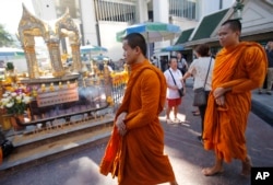 Các nhà sư Thái Lan đi đến đền Erawan ở thủ đô Bangkok, ngày 19/8/2015.