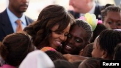 Ðệ nhất Phu nhân Hoa Kỳ Michelle Obama gặp gỡ học sinh trường Martin Luther King ở Dakar, Senegal.