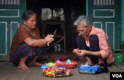 Hai vợ chồng cụ Đặng Đình Quản (78 tuổi) và Đào Thị Sáp, ở Xuân La nặn các con tròn, con bệt truyền thống. (Hình: Trịnh Bách)