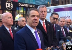 New York eyalet valisi Andrew Cuomo ve Belediye Başkanı Bill de Blasio (sağda kırmızı kravatlı)