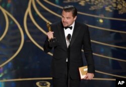 Diễn viên Leonardo DiCaprio được mọi người đứng lên cổ vũ khi lần đầu tiên giành giải Oscar “Nam diễn viên chính xuất sắc nhất” trong phim The Revenant.