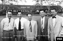 Từ phải: Gs May, Gs Trần Ngọc Ninh, Gs Nguyễn Hữu, Gs Phạm Biểu Tâm, Gs Trịnh Văn Tuất. [Album gia đình Gs Phạm Biểu Tâm]