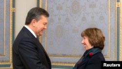 Tổng thống Ukraina Viktor Yanukovych (trái) bắt tay Trưởng Phụ trách Chính sách Đối ngoại EU Catherine Ashton trong 1 cuộc họp ở Kiev, 10/12/2013