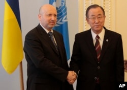 Quyền Tổng thống Ukraina Oleksandr Turchynov (trái) bắt tay với Tổng thư ký Liên Hiệp Quốc Ban Ki-moon trong một cuộc họp ở Kyiv, Ukraina 21/3/2014