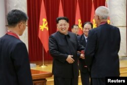 Lãnh đạo Triều Tiên Kim Jong Un dự lễ khen thưởng các nhà khoa học hạt nhân, kỹ thuật viên, công nhân và cán bộ đã đóng góp những gì Bắc Triều Tiên nói là một cuộc thử bom hydro thành công tại hội trường của Ủy ban Trung ương Đảng Lao động Triều Tiên WPK.