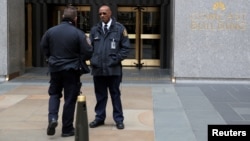 An ninh, cảnh sát đứng bên ngoài tòa nhà khi FBI khám xét văn phòng Luật sư Michael Cohen ở New York ngày 9/4/2018.