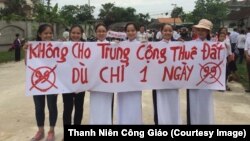 Hình ảnh cuộc biểu tình chống Luật Đặc khu và Luật An ninh Mạng tại Giáo hạt Văn Hạnh, Hà Tĩnh. Các nguồn tin cho VOA Việt Ngữ biết rằng "đám đông giáo dân lên tới hàng nghìn người" tham gia cuộc phản đối ôn hòa.