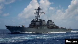 Tư liệu- Tàu khu trục lớp Arleigh Burke USS Benfold có tên lửa dẫn đường đi ngang qua biển Philippines, ngày 14/6/2018. Tàu này mới đây cũng đi ngang qua eo biển Đài Loan