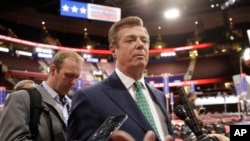 Tư liệu - Chủ tịch ban vận động tranh cử của ông Trump Paul Manafort nói chuyện với các nhà báo tại Đại hội Toàn quốc Đảng Cộng hòa, ở Cleveland, Ohio, ngày 17/7/2016. Phụ tá Rick Gates ở hậu cảnh, (bên trái)