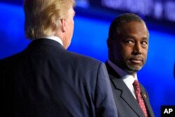 Ông Ben Carson và Donald Trump trong cuộc tranh luận tại Đại học Colorado, ngày 28 tháng 10, 2015.