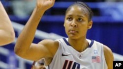 Maya Moore, người ghi bàn cho đội Minnesotan Lynx thuộc Hiệp hội Bóng rổ Quốc gia Nữ, từng mang đôi giày rằn ri kiểu nhà binh khi đội của cô tiếp đội Los Angeles Sparks trong Đêm Vinh danh Quân đội.