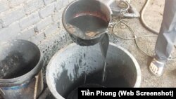 Dung dịch bột pin dùng để nhuộm cà phê.