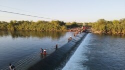 Migran sa yo ap travese rivye Rio Grande a pou yo pran direksyon frontye Meksik ak eta Texas, Ozetazuni. (Foto: Cesar Contreras)