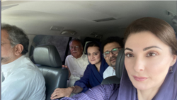 مریم نواز کے ہمراہ پارٹی کے دیگر رہنما بھی انتخابی مہم میں شریک ہیں۔