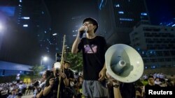 Joshua Wong, lãnh đạo phong trào sinh viên phát biểu bên ngoài văn phòng của Trưởng quan Hành chánh Hong Kong Lương Chấn Anh.