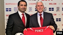 Ersal Özdemir Indiana Valisi Mike Pence'e Forma Hediye Ederken (Kaynak: Indy Eleven)