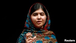 Nhà hoạt động trẻ Malala Yousafzai đã bị phe Taliban ở Pakistan bắn chưa đầy 2 năm trước. Em trở thành một biểu tượng toàn cầu cho giáo dục dành cho các em gái.