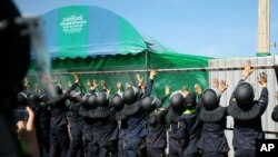 Cảnh sát dựng hàng rào tại đền Wat Phra Dhammakaya