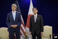 Ngoại trưởng Mỹ John Kerry họp với Ngoại trưởng Nhật Bản Fumio Kishida bên lề hội nghị ASEAN tại Kuala Lumpur.