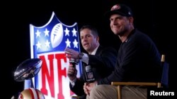 Hai anh em huấn luyện viên Jim Harbaugh (phải) và John Harbaugh