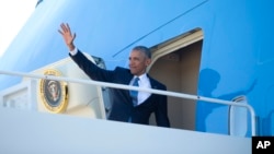 Tổng thống Barack Obama trên chiếc chuyên cơ Air Force One tại Căn cứ Không quân Andrews, tiểu bang Maryland, ngày 29 tháng 6 năm 2016.